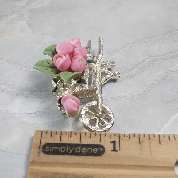 Silver Tone Wheel Barrow full of Pink Roses Brooch Pin, Vintage Spring Accessory - Picture 9 of 9